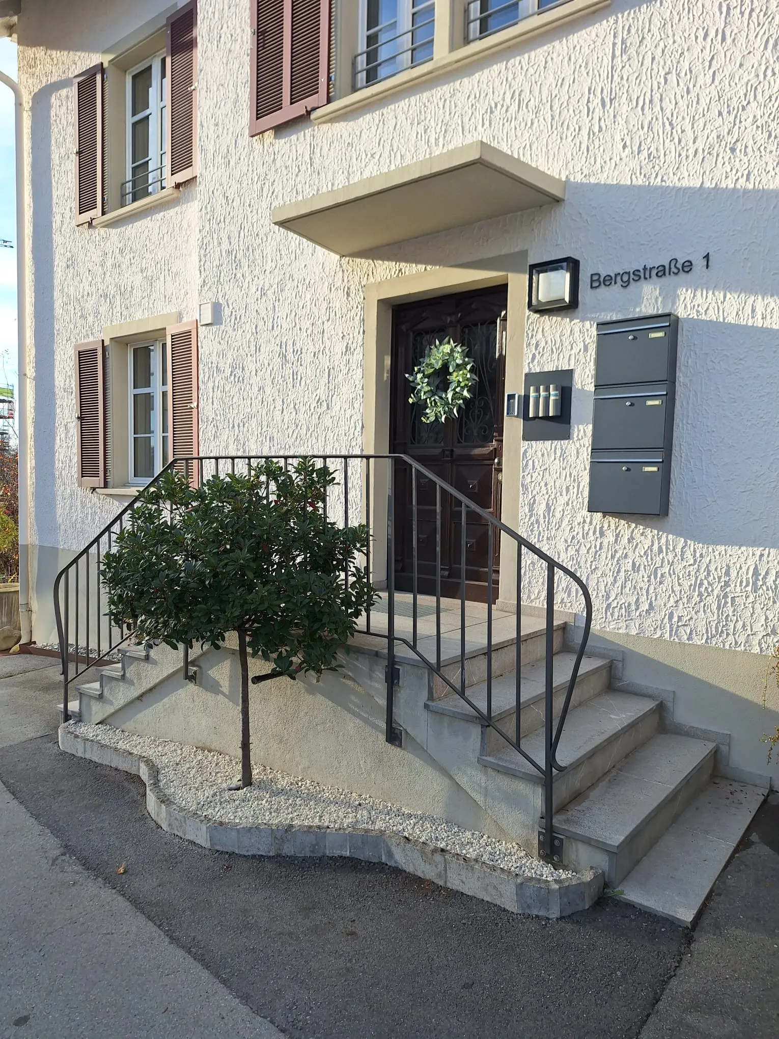 Gereinigter Hauseingang mit Treppe und Geländer in Vorarlberg