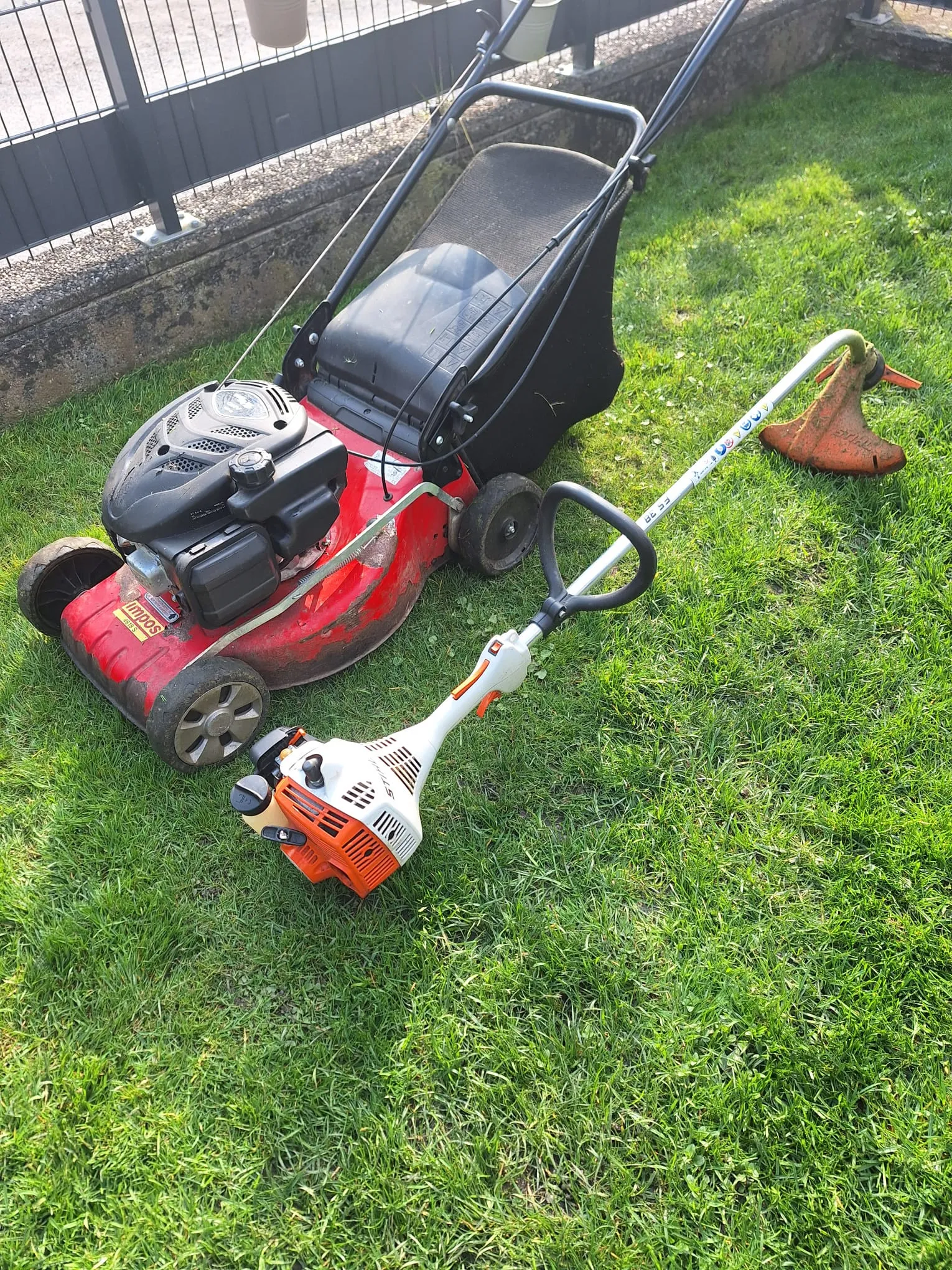 Rasenmäher und Stihl Trimmer auf dem Rasen