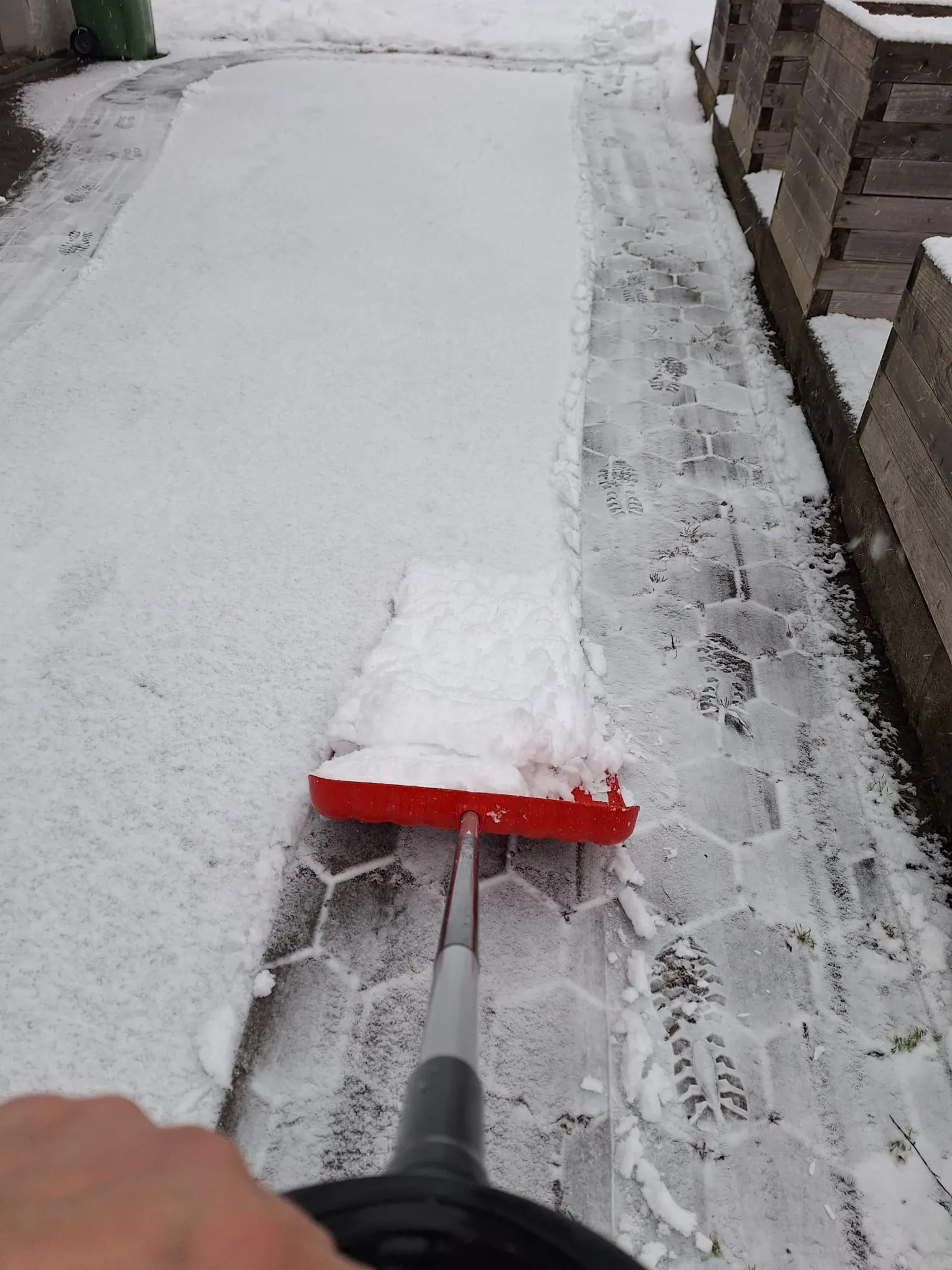Schneeräumung einer Zufahrt mit dem Schneeschieber in Dornbirn